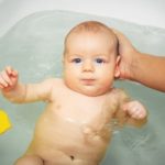入浴する赤ちゃん